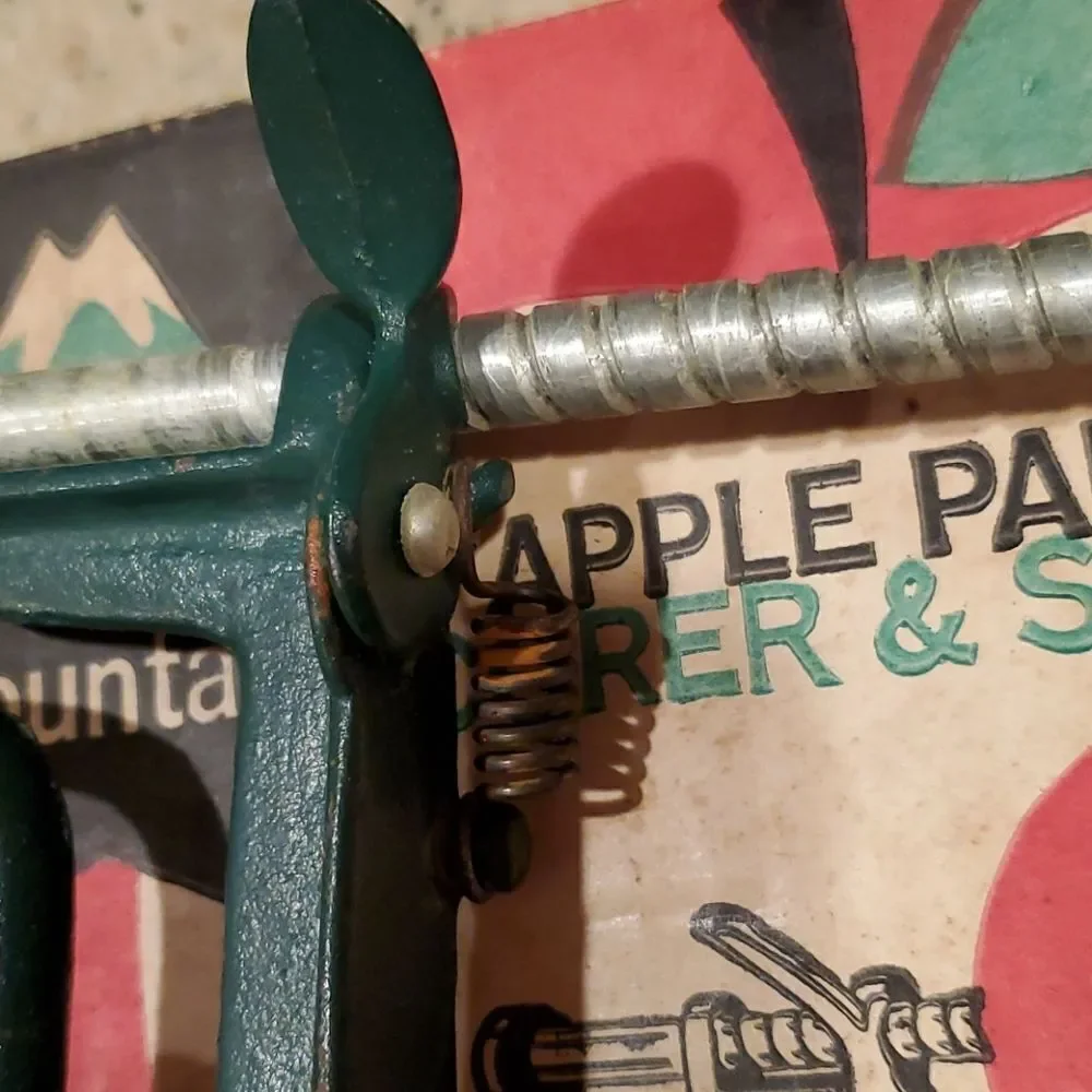 Vtg. WhitE Mountain Apple Parker Corer Slicer